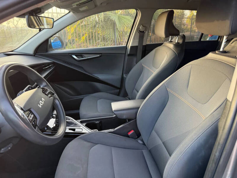 2023 Kia Niro LX