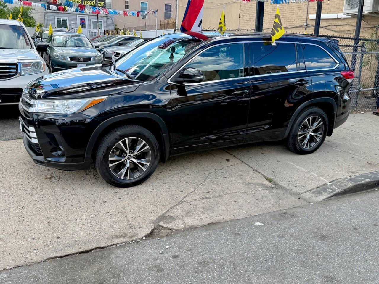 2018 Toyota Highlander LE Plus AWD 4dr SUV - Midnight Black Metallic exterior view 7
