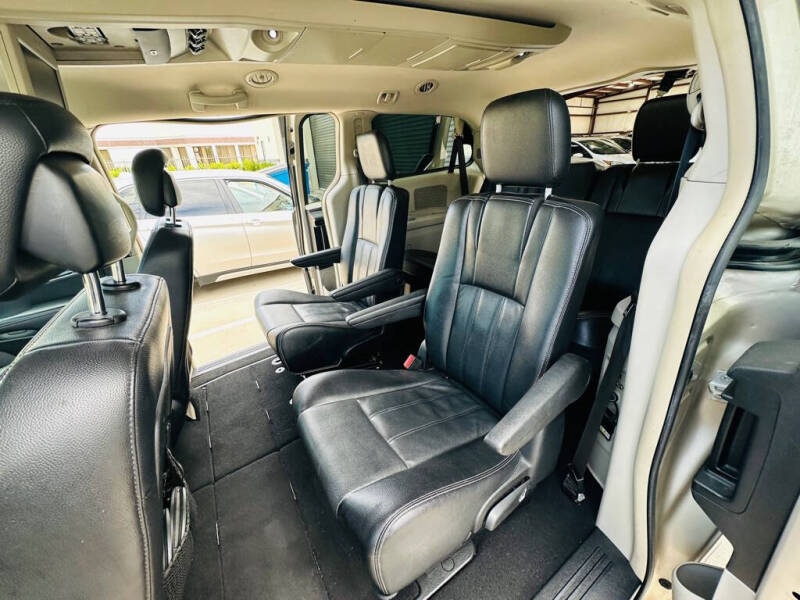 2014 Chrysler Town and Country Touring