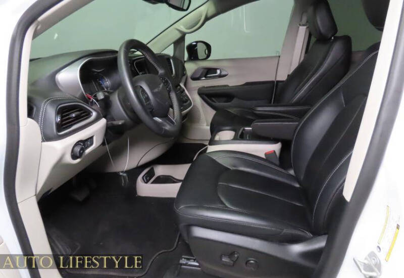 2024 Chrysler Pacifica Plug-In Hybrid S Appearance