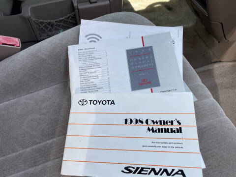 2004 Toyota Sienna LE 8 Passenger