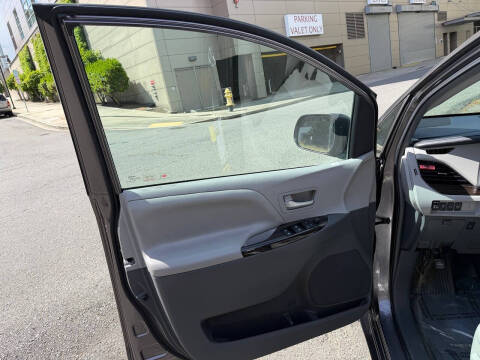 2016 Toyota Sienna XLE Premium 8-Passenger