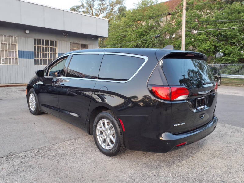 2023 Chrysler Voyager LX