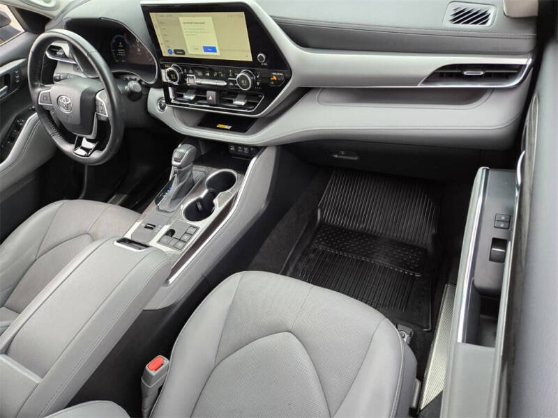 2023 Toyota Highlander Hybrid Platinum