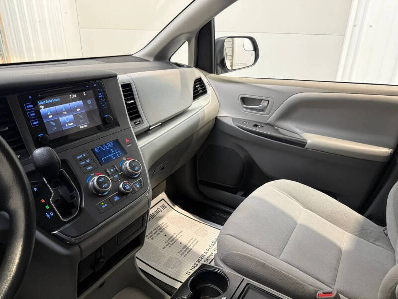2017 Toyota Sienna LE 7-Passenger