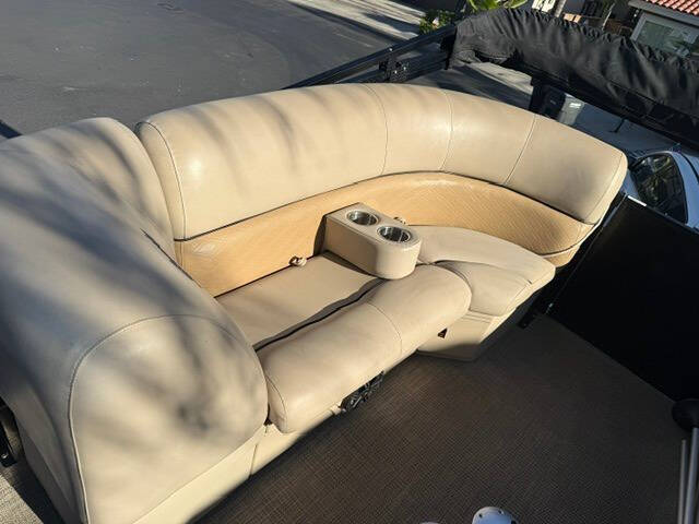 2019 Bentley 223 Lounger Tritoon