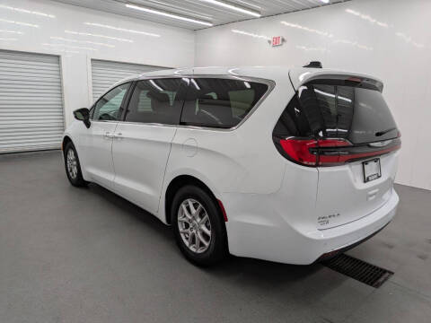 2024 Chrysler Pacifica Touring