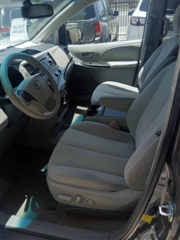 2012 Toyota Sienna LE 7-Passenger Auto Access Seat