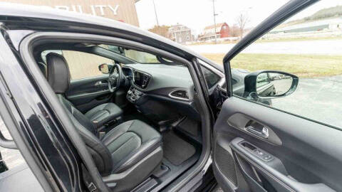2025 Chrysler Pacifica Select