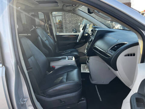 2012 Chrysler Town and Country Touring-L