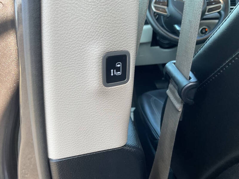 2020 Chrysler Voyager LXi