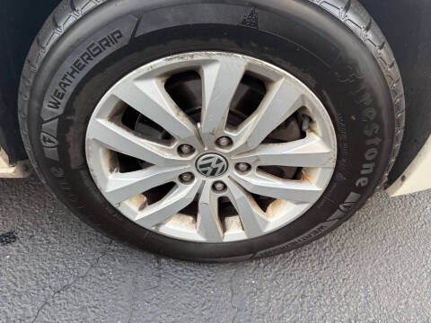 2012 Volkswagen Routan SE