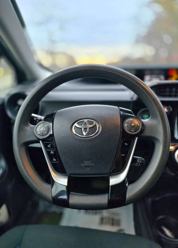 2018 Toyota Prius c Three photo 17