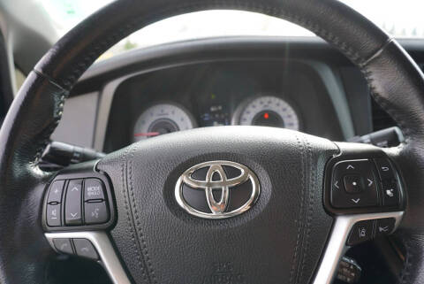 2020 Toyota Sienna SE 8-Passenger