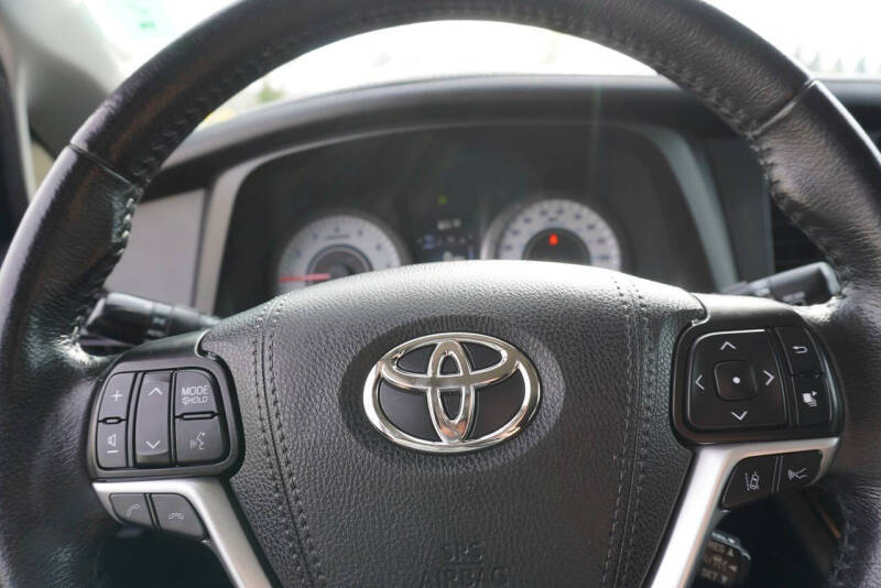 2020 Toyota Sienna SE 8-Passenger