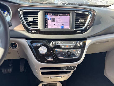 2022 Chrysler Voyager LX