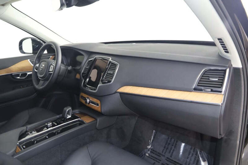 2025 Volvo XC90 B5 Plus Bright Theme