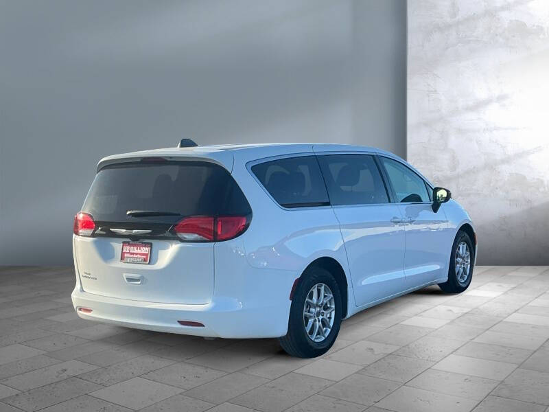 2024 Chrysler Voyager LX