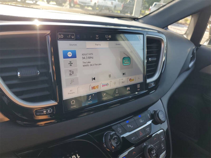 2025 Chrysler Voyager LX