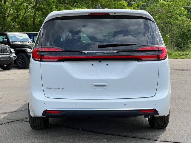 2027 Chrysler Pacifica Select
