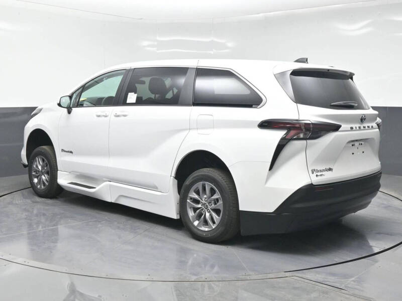 2025 Toyota Sienna LE 8-Passenger