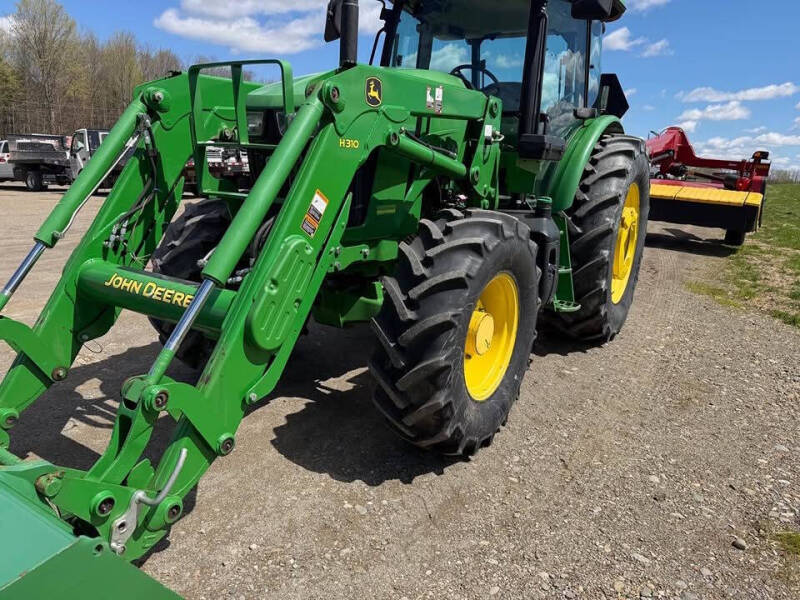 2015 John Deere 6135e