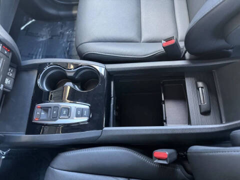 2022 Honda Pilot Touring w/Rear Captain's Chairs