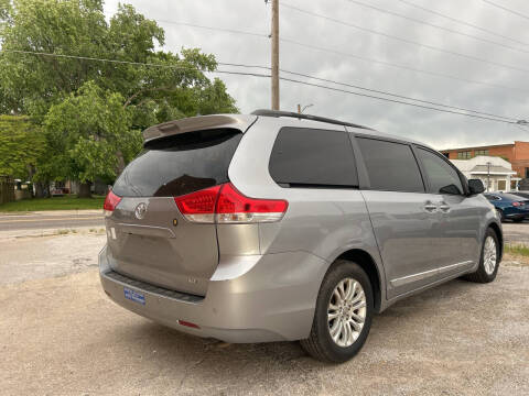 2011 Toyota Sienna XLE 7-Passenger Auto Access Seat