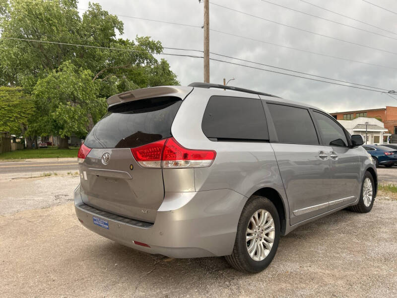 2011 Toyota Sienna XLE 7-Passenger Auto Access Seat