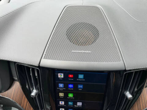 2023 Volvo XC60 B5 Ultimate Dark Theme