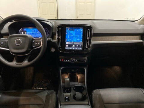 2025 Volvo XC40 B5 Core Bright Theme