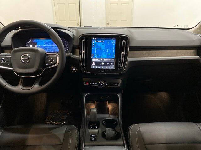 2025 Volvo XC40 B5 Core Bright Theme