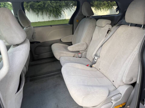 2012 Toyota Sienna LE 8-Passenger