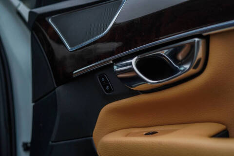 2016 Volvo XC90 T6 Momentum