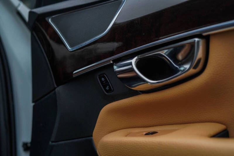 2016 Volvo XC90 T6 Momentum