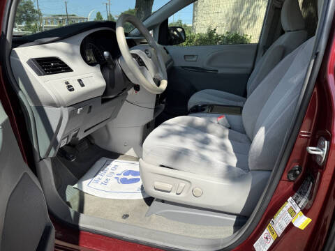 2014 Toyota Sienna LE 8-Passenger