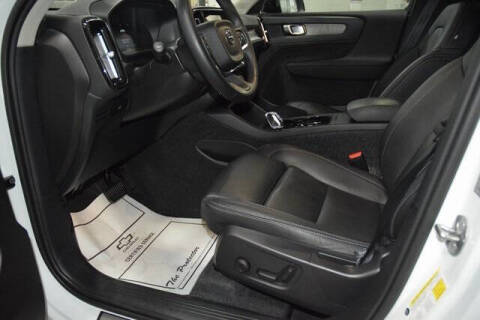 2025 Volvo XC40 B5 Plus Dark Theme