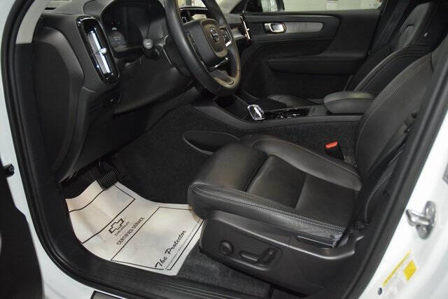 2025 Volvo XC40 B5 Plus Dark Theme