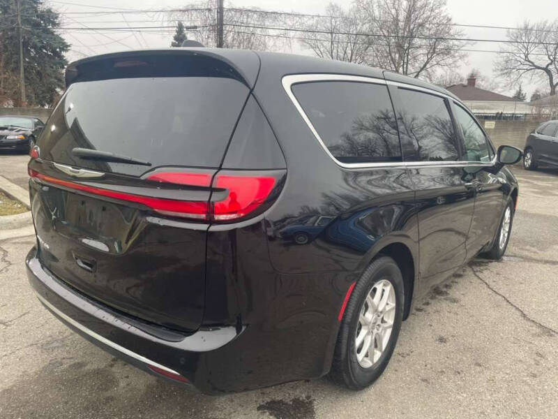 2025 Chrysler Pacifica Select