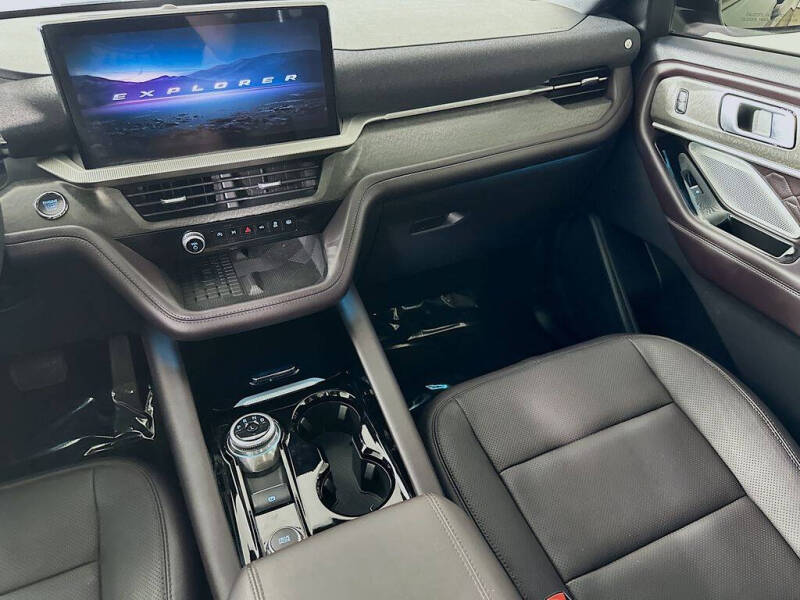 2025 Ford Explorer Platinum