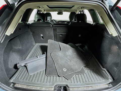 2023 Volvo XC60 B5 Plus Dark Theme