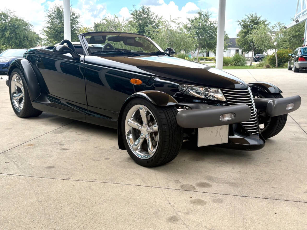 View vehicle photo 4
