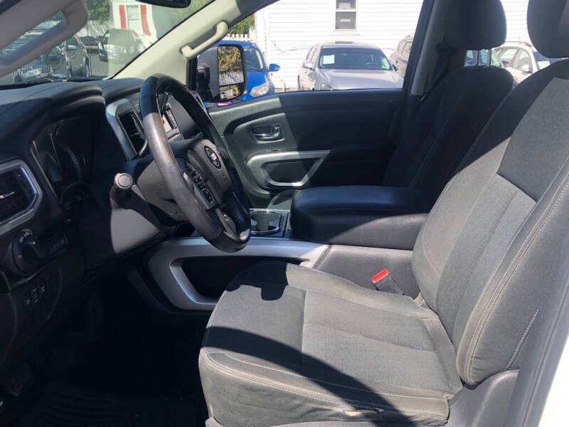 2017 Nissan Titan SV