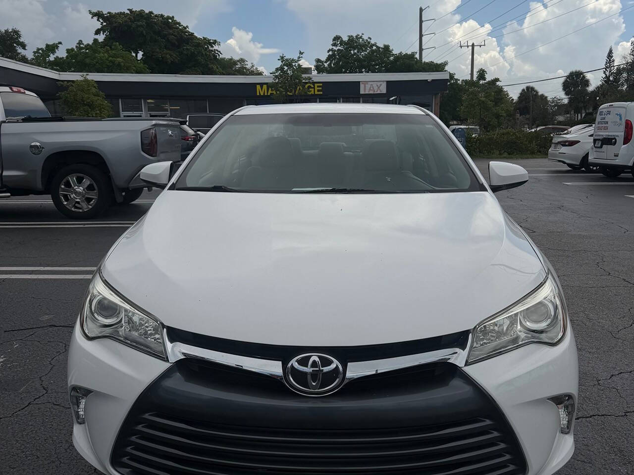 2017 Toyota Camry SE 4dr Sedan - Super White exterior view 9