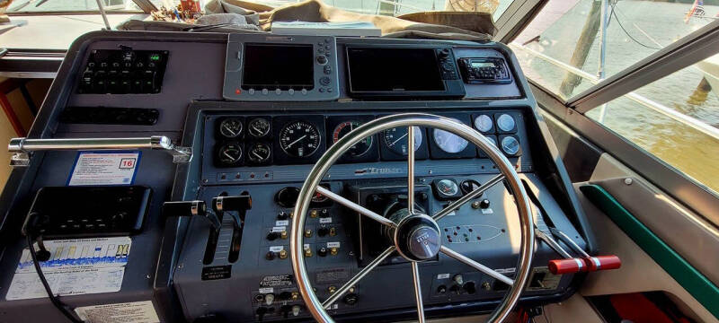 1989 Cruisers Yacht 3670