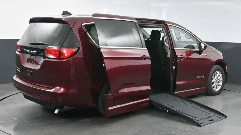 2023 Chrysler Voyager LX