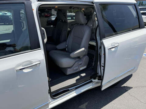 2017 Toyota Sienna XLE Premium 8-Passenger