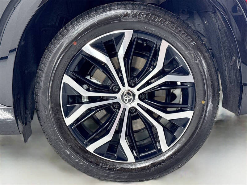 2025 Toyota Crown Signia XLE