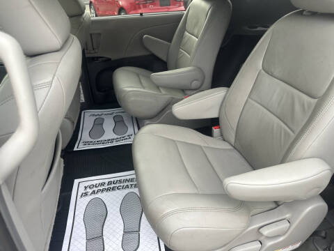 2017 Toyota Sienna XLE Premium 7-Passenger