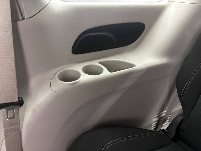 2021 Chrysler Voyager LX